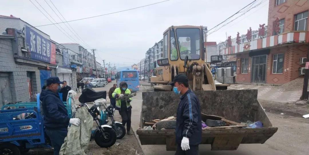 南岔县浩良河镇强化环境卫生整治扮靓城镇容貌
