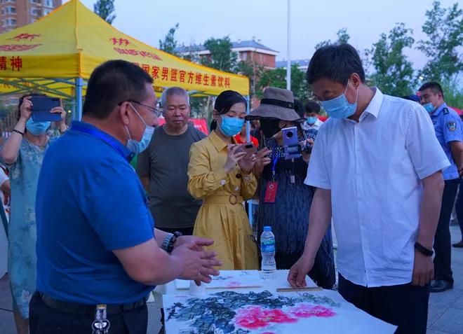 铁力市委副书记,市长陈岩参加铁力市文化地摊大集活动