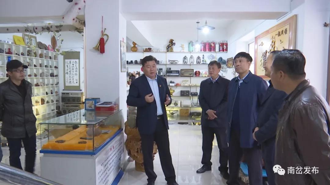 南岔县委副书记,县长申勇就县民俗馆筹建情况进行调研